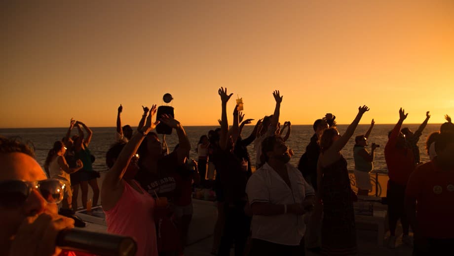 Yo Ho Show Sunset + Transporte
